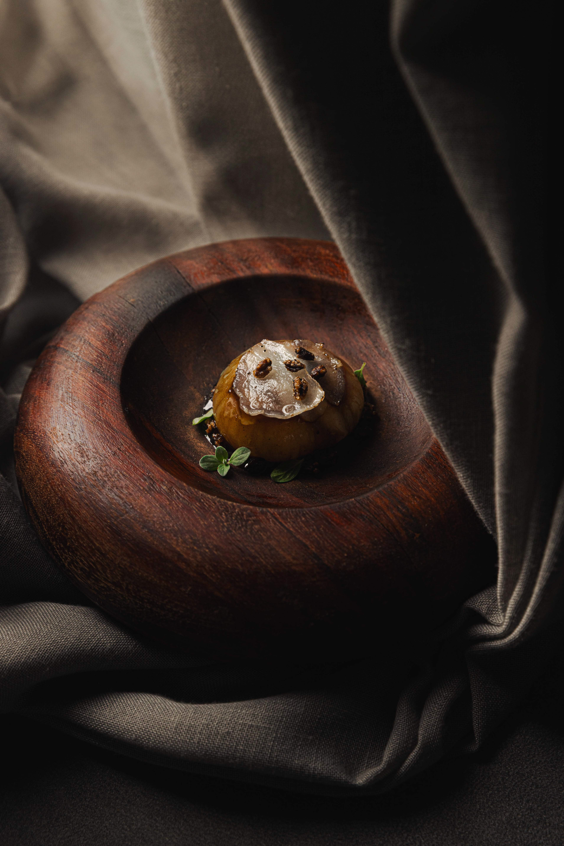 Amuse-bouche servito in una ciotola di legno tornito su drappo di lino — Materiaprima, Pontinia