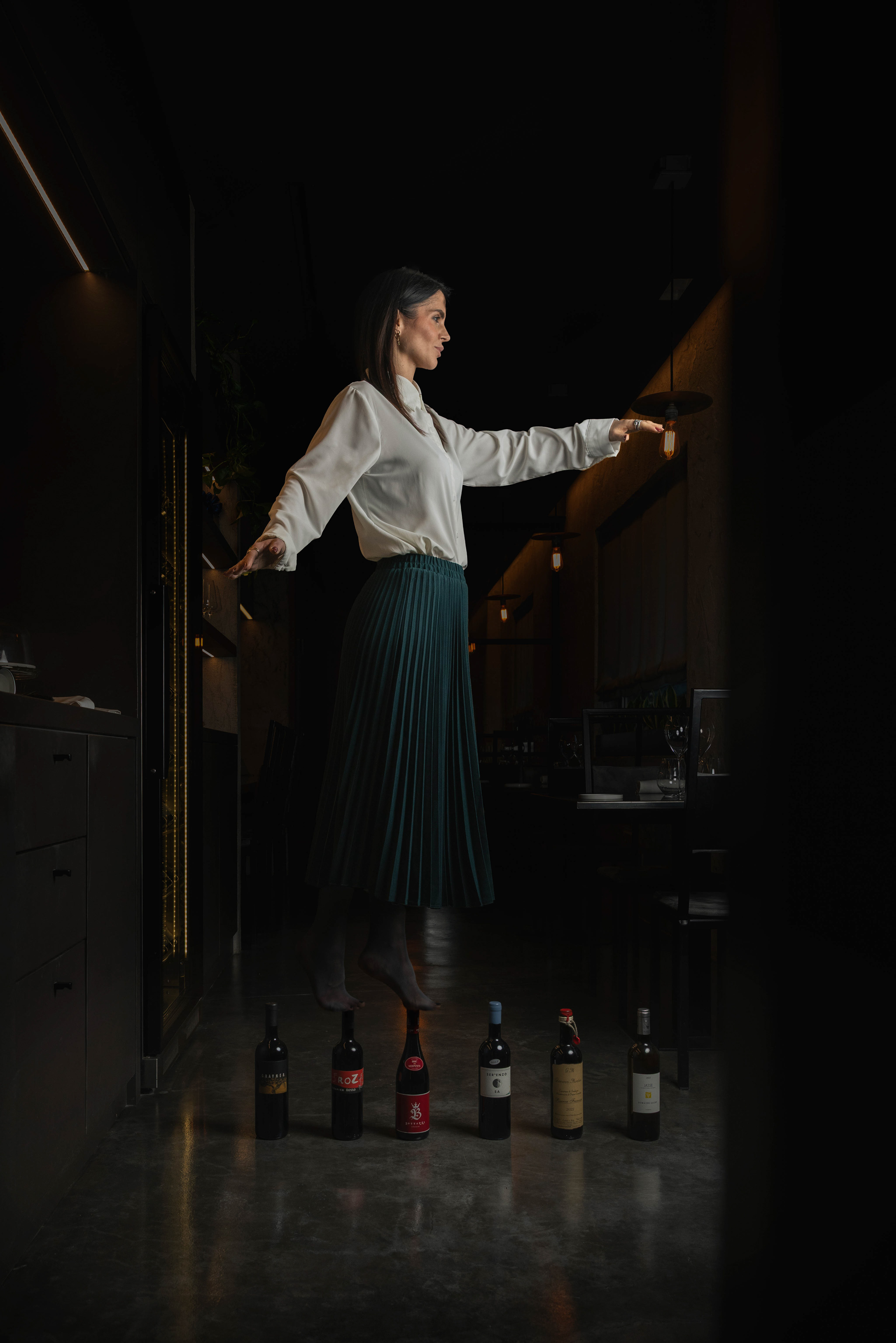 Ritratto in sala: maitre tra le bottiglie della cantina del ristorante — Materiaprima, Pontinia