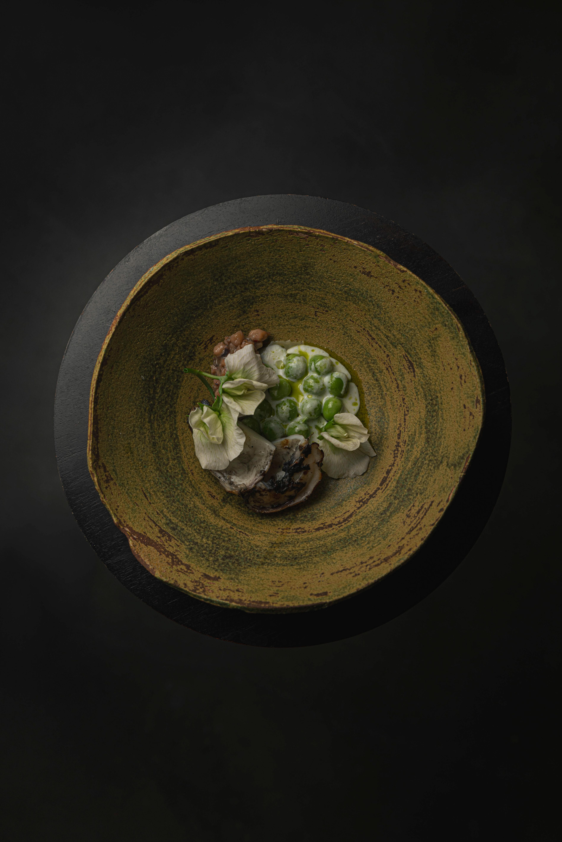 Piatto vegetale visto dall'alto in ciotola smaltata artigianale — Materiaprima, Pontinia