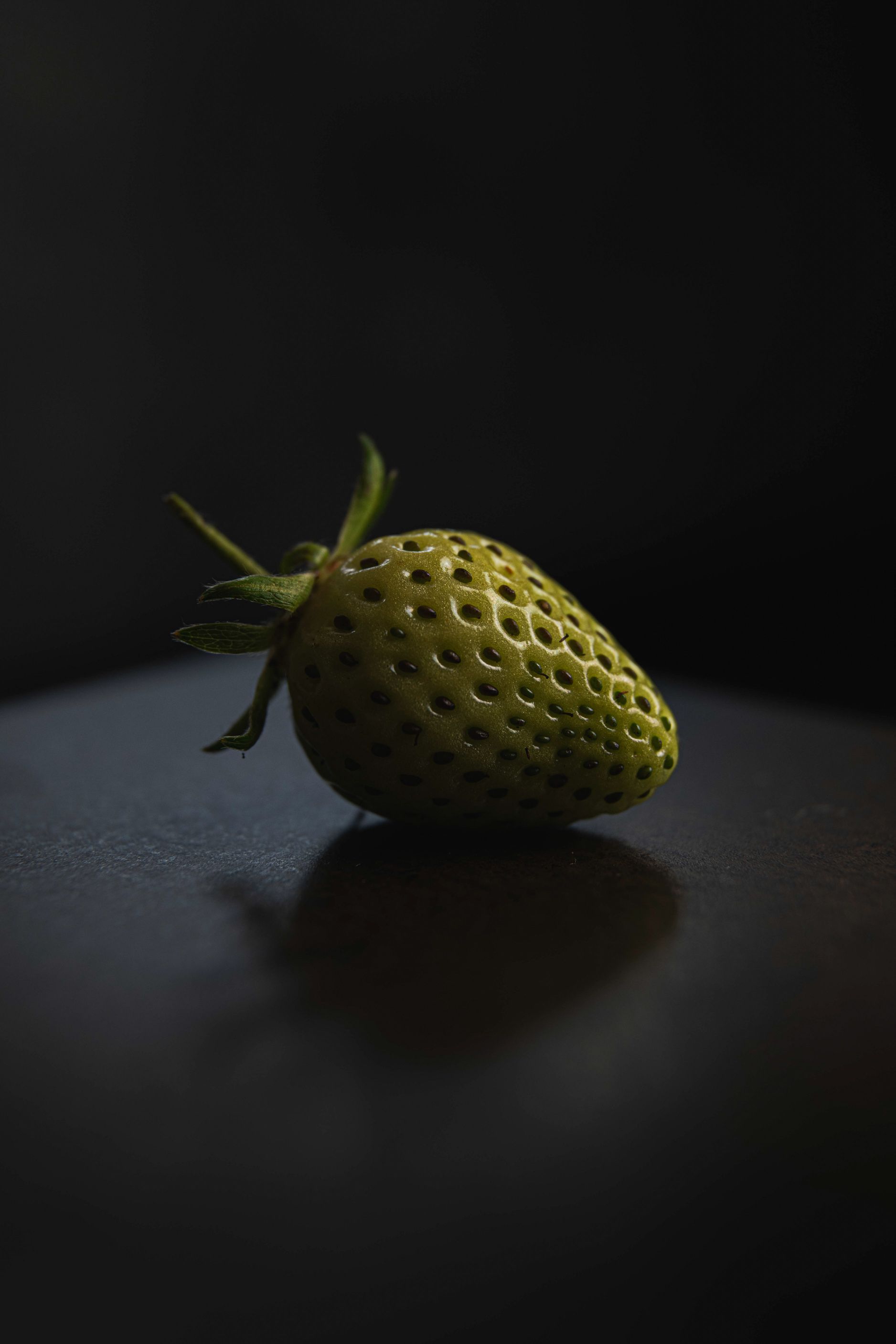 Fragola bianca, still life di ingrediente su fondo nero — Materiaprima, Pontinia