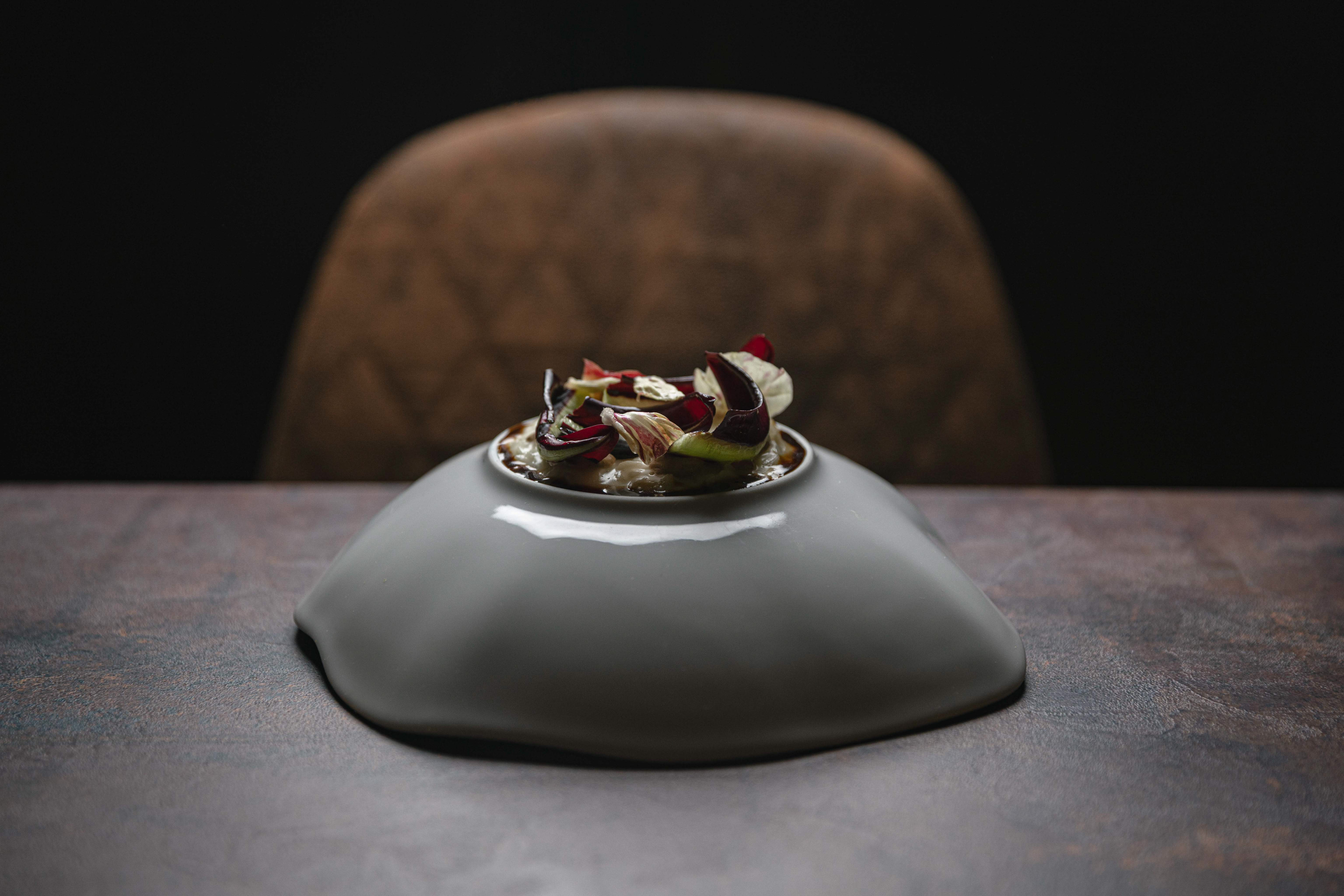 Composizione servita su coperchio in ceramica, still life su fondo nero — Origini, Priverno