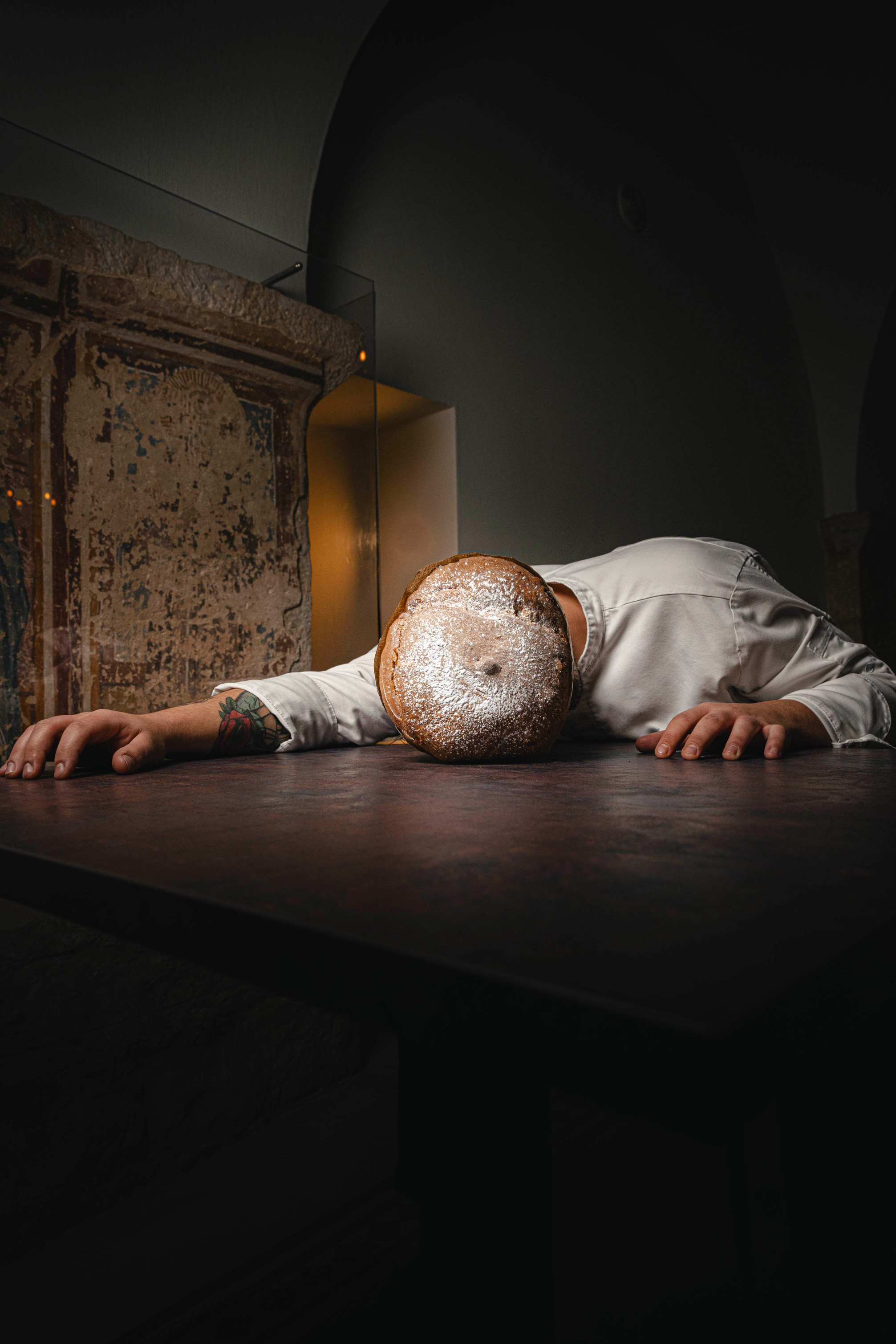 Immagine concettuale con pane e figura umana, ritratto d'autore — Origini, Priverno