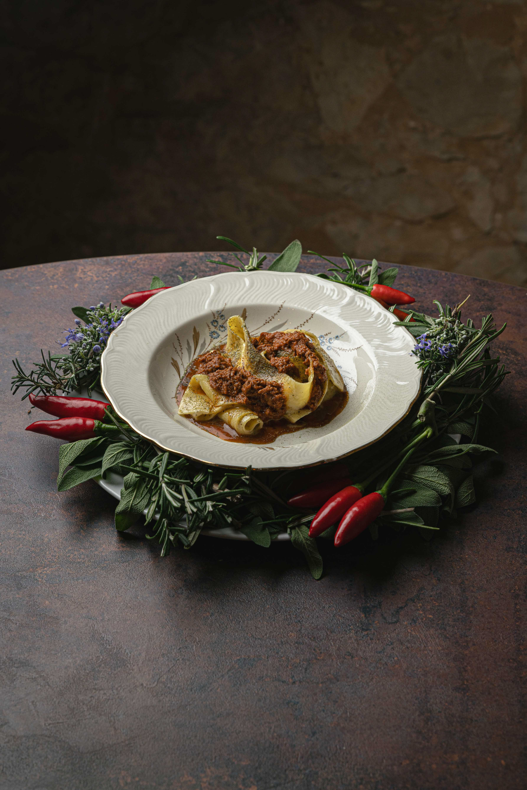Piatto di pasta ripiena circondato da erbe aromatiche e peperoncini — Origini, Priverno