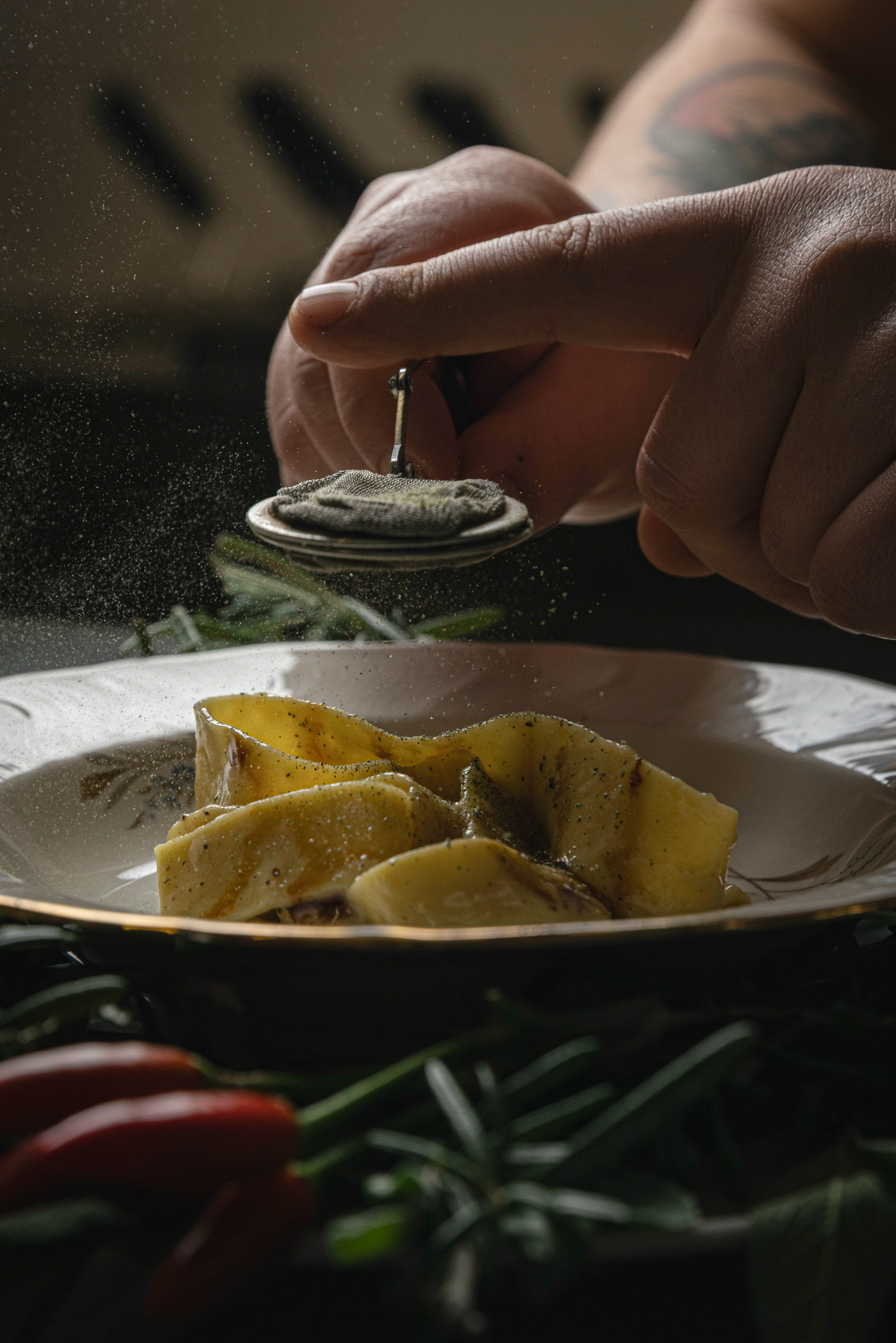 Rifinitura del piatto: spolverata finale sulla pasta fresca — Origini, Priverno