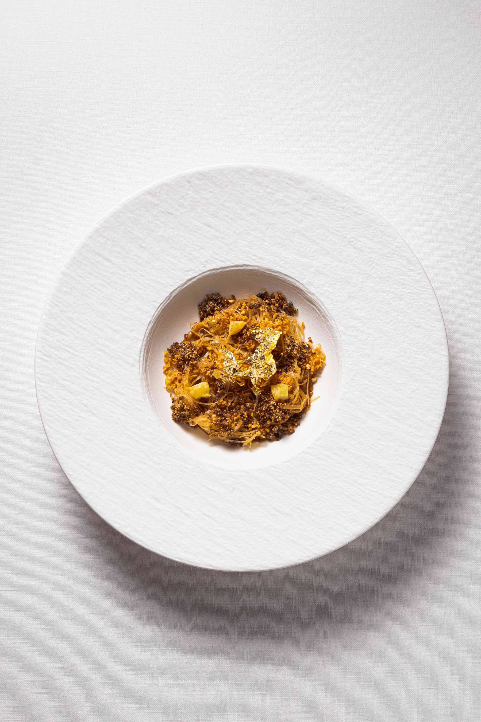 Risotto servito su piatto bianco, ripresa zenitale — Flores Raras, València