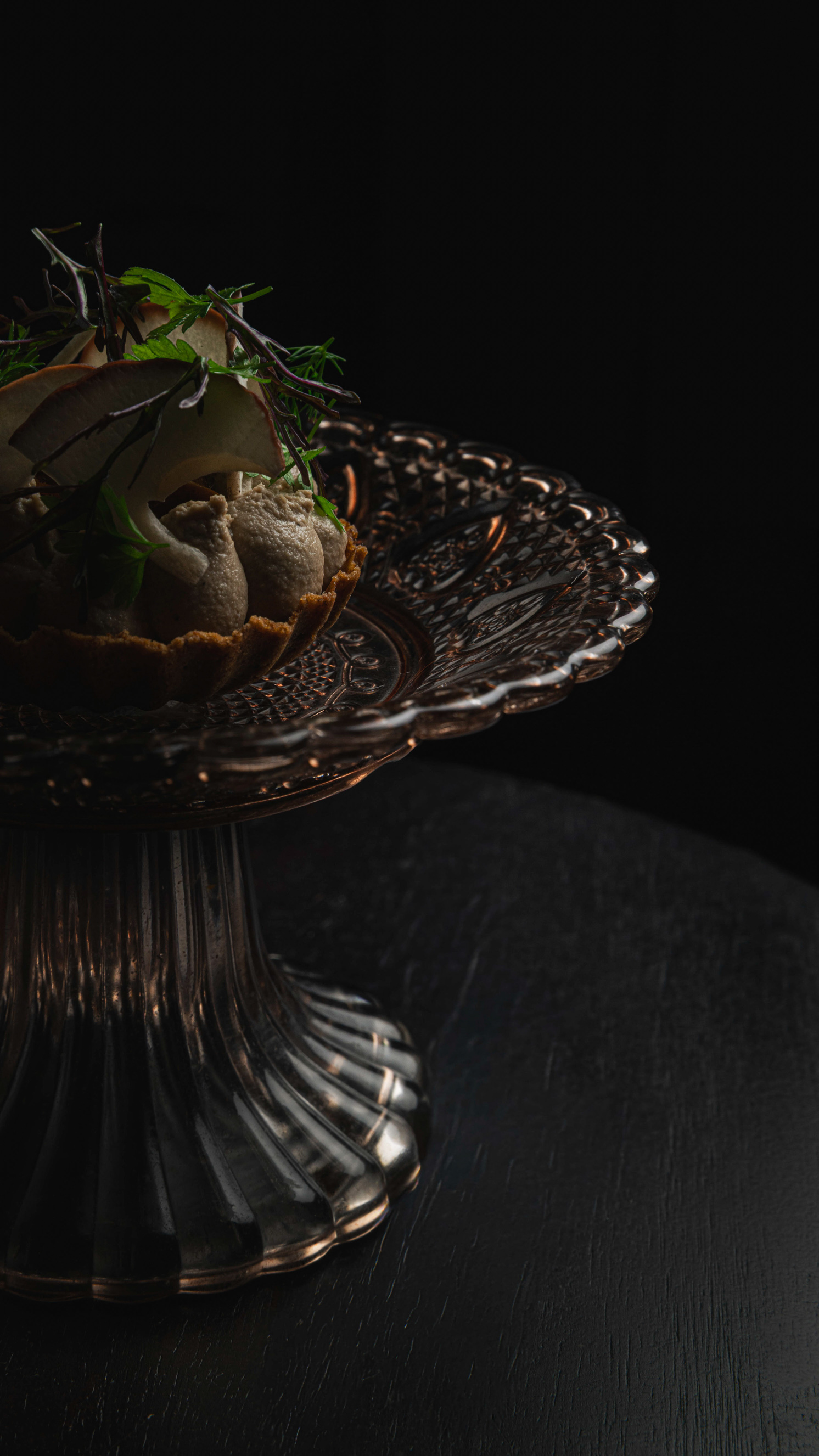 Piatto gourmet servito su alzata in cristallo, still life su fondo nero — Materiaprima, Pontinia