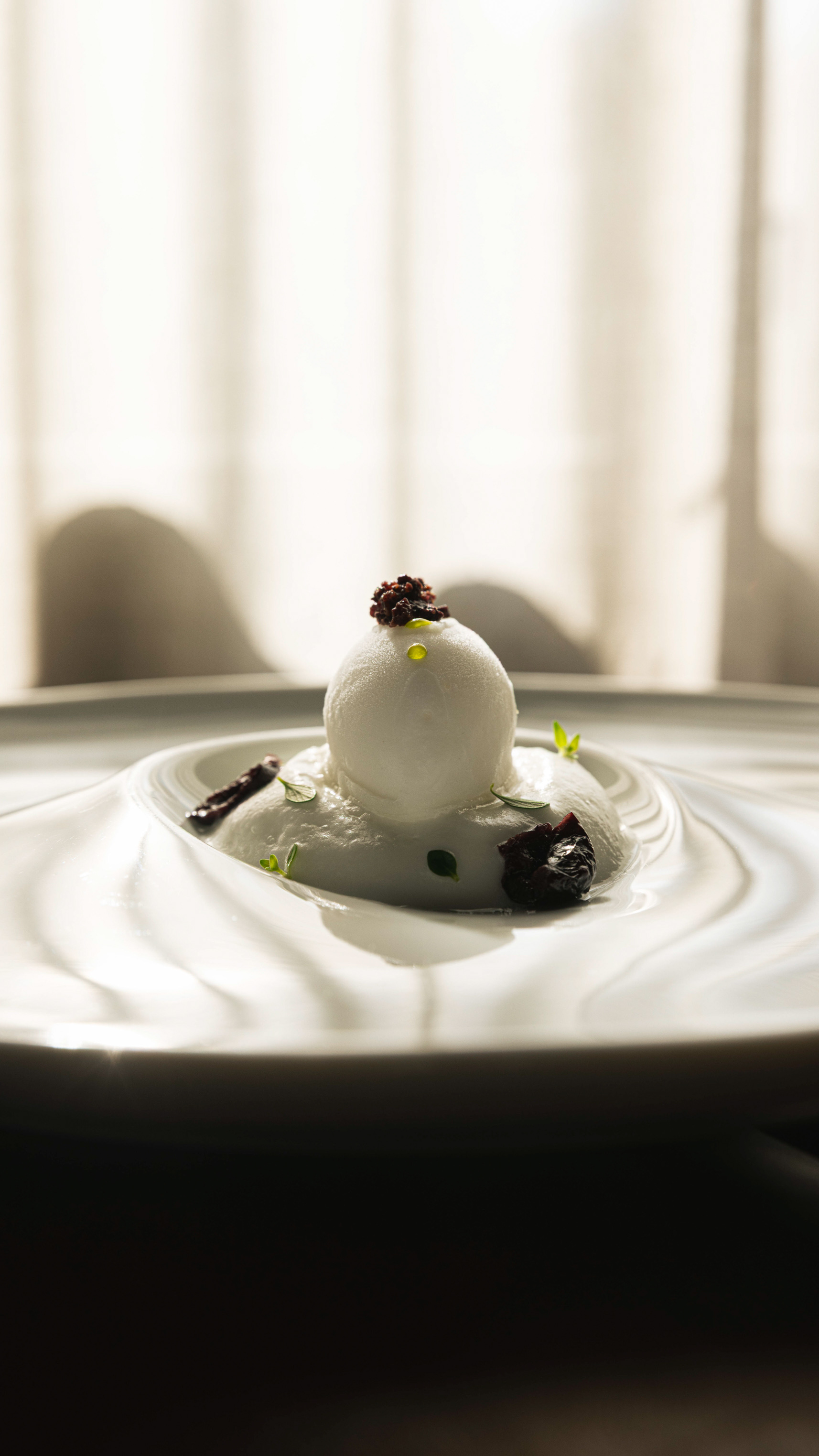Dessert a sfera con caviale su piatto bianco, controluce morbido — Materiaprima, Pontinia