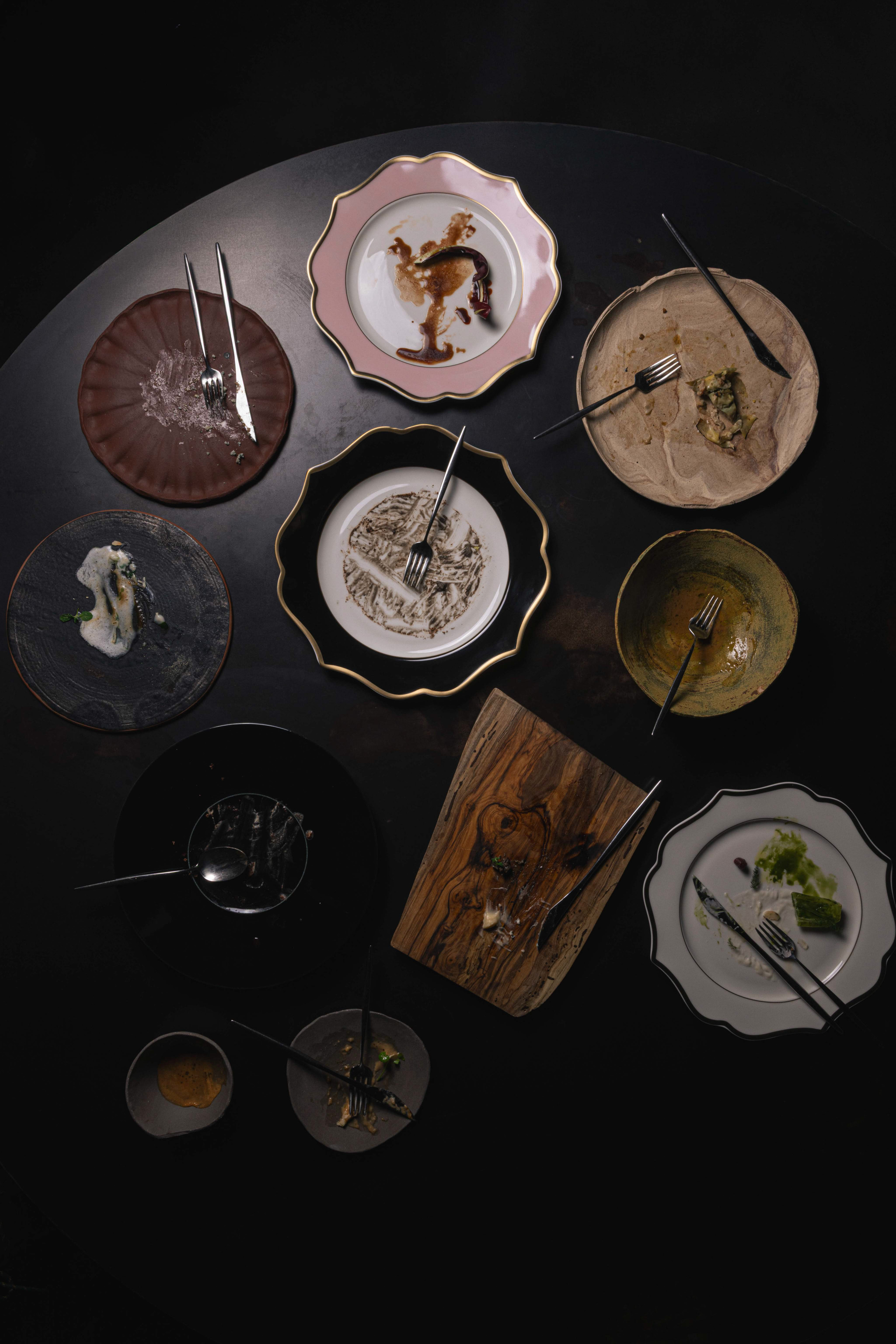 Tavola vista dall'alto con l'intero menu degustazione fotografato in un ristorante
